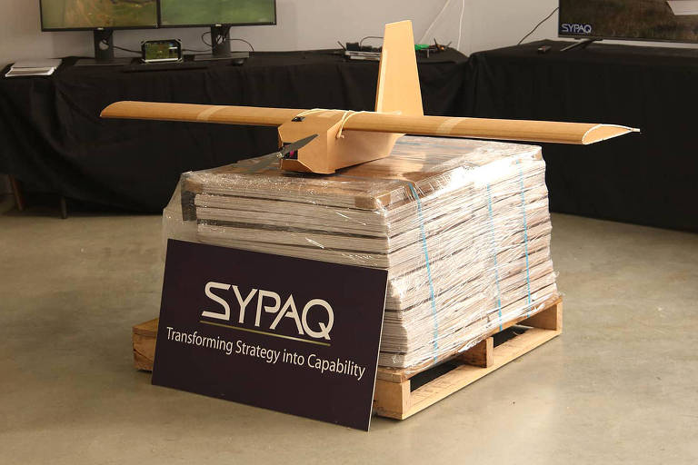 Drone de papelão australiano Sypaq Corvo em cima de pilha com kits para montá-lo