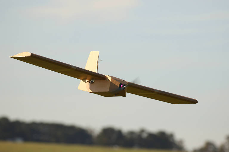 Drone de papelão Sypaq Corvo, usado na Guerra da Ucrânia, em voo
