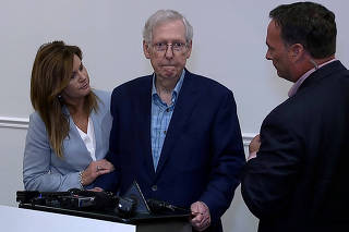 Top U.S. Senate Republican Mitch McConnell appears to freeze up in Covington
