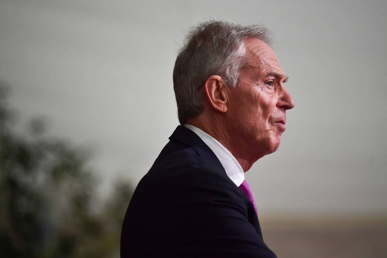 Retrato de perfil de Tony Blair