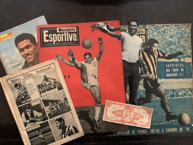  Fotonovela e reportagens da revista Manchete Esportiva e brindes em homenagem a Garrincha por volta de 1958