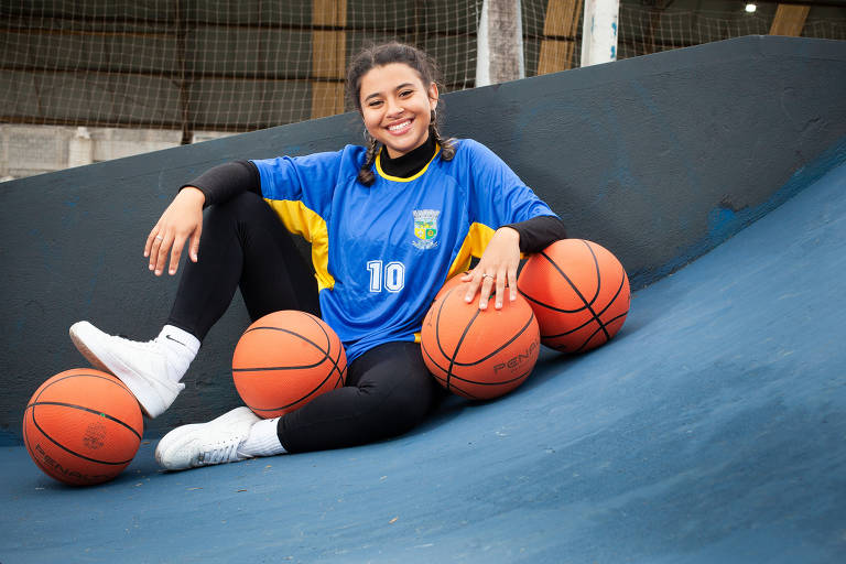 A atleta de basquete Isabela da Silva Machado, 18, no Centro da Juventude de Pinhais. Ela promove um projeto que busca oferecer acesso gratuito ao esporte, sem estereótipos ou barreiras de gênero, com potencial de gerar novos profissionais