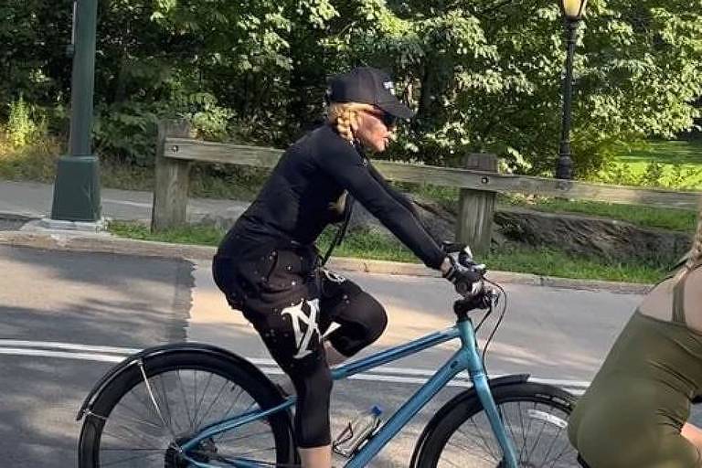 Madonna é vista pedalando por Nova York dois meses após alta do hospital