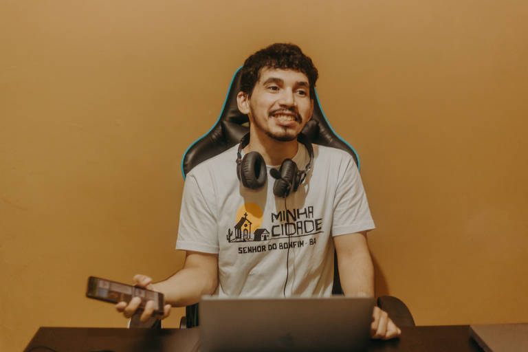 Na foto, Darlei Pereira, 27, em seu escritório, na casa em que vive com a família no Povoado Várzea do Mulato.