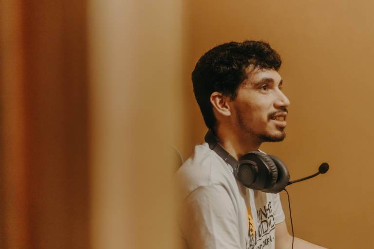 Na foto, Darlei Pereira, 27, em seu escritório, na casa em que vive com a família no Povoado Várzea do Mulato.