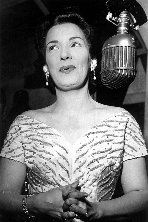 Emilinha Borba em programa de rádio em 1956