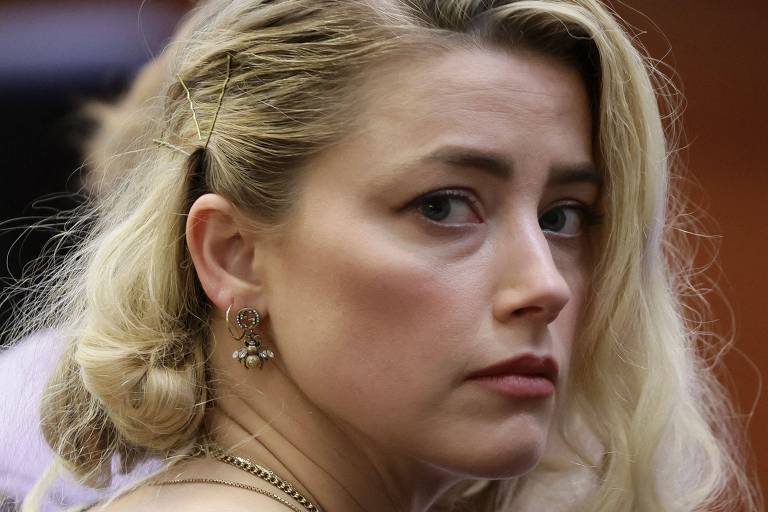 Amber Heard se irrita com pergunta sobre o filme 'Aquaman', em tribunal