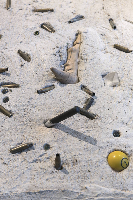 Detalhe do Tabuleiro de concreto armado com cápsulas de balas e figuras de arte dos indígenas carajás, alvo de violência em disputa de terras
