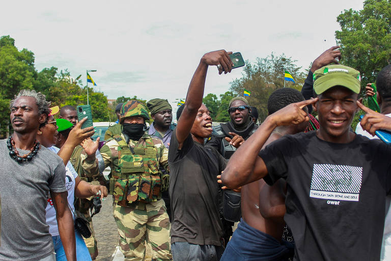 População tira fotos com soldados e comemoram golpe em Libreville, capital do Gabão