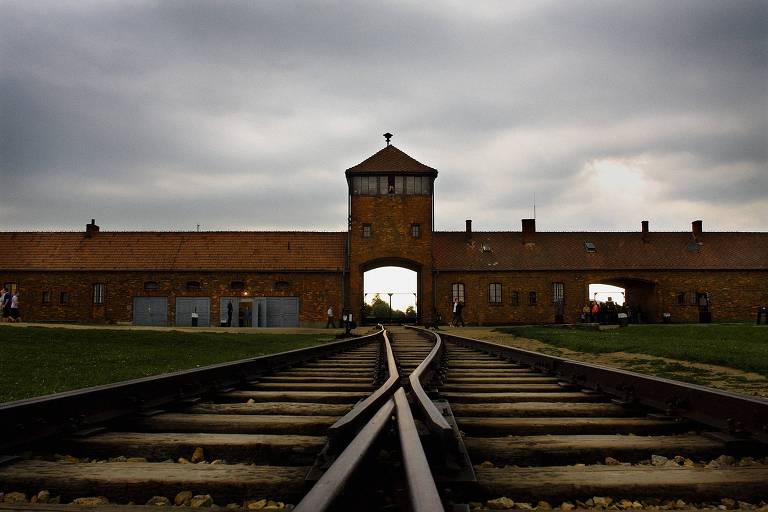 Na foto, vista da antiga estação de trem onde chegavam os prisioneiros levados para Auschwitz