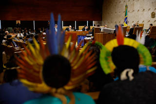 Lideranças indígenas assistem à sessão no plenário do STF 