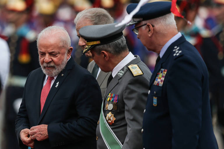 Presidente Lula ao lado do ministro José Múcio (Defesa), do comandante do Exército, Tomás Paiva, e do comandante da Aeronáutica, Marcelo Damasceno