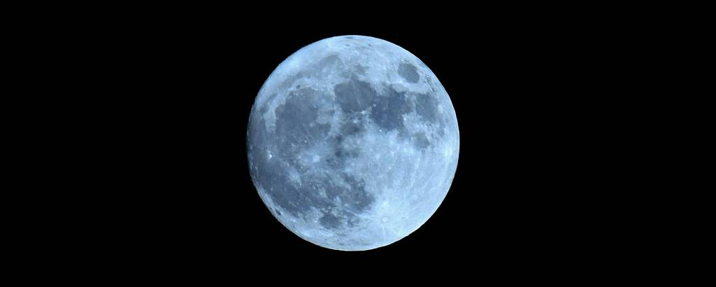 Lua, que está com a cor azul, está no centro da imagem 