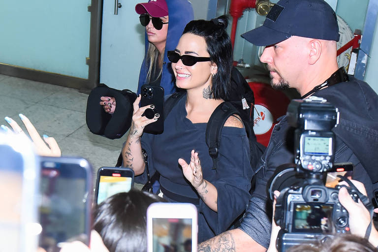 The Town: Fãs se aglomeram em aeroporto para ver desembarque de Demi Lovato
