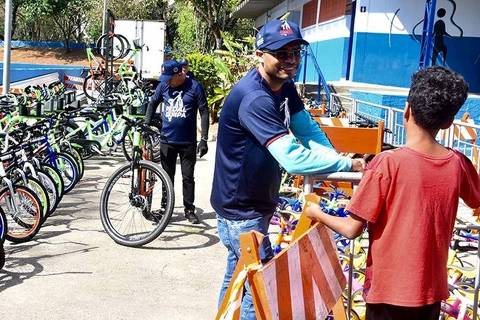 Projeto Pedal Sampa empresta bicicletas gratuitamente para quem quer fazer passeios ciclísticos pela cidade; programa vai até fevereiro de 2024 e acontece em todas as regiões da cidade, nos domingos e feriados 