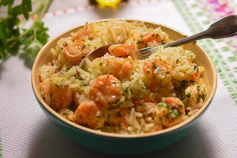 Veja como fazer arroz com camarão para aproveitar sobras do dia anterior