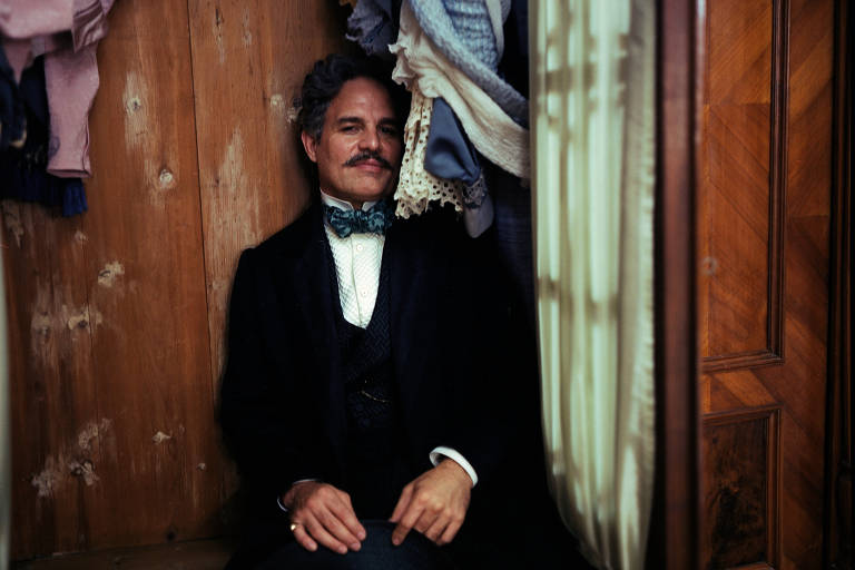 Mark Ruffalo em cena do filme 'Pobres Criaturas' de Yorgos Lanthimos