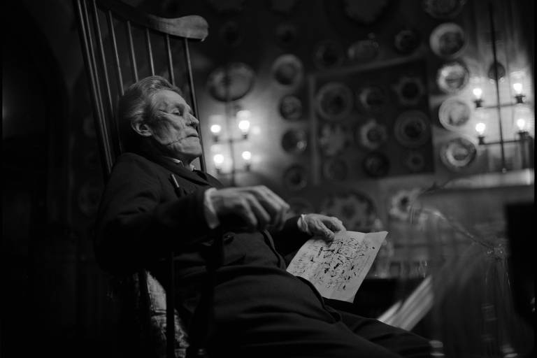 Willem Dafoe em cena do filme "Pobres Criaturas", de Yorgos Lanthimos