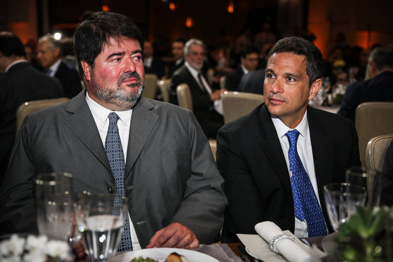 Banqueiro do Itaú Pedro Moreira Salles ao lado do presidente do Banco Central, Roberto Campos. Pedro é o atual décimo homem mais rico do país. Seu irmão Fernando Roberto Moreira Salles é o nono colocado da lista.