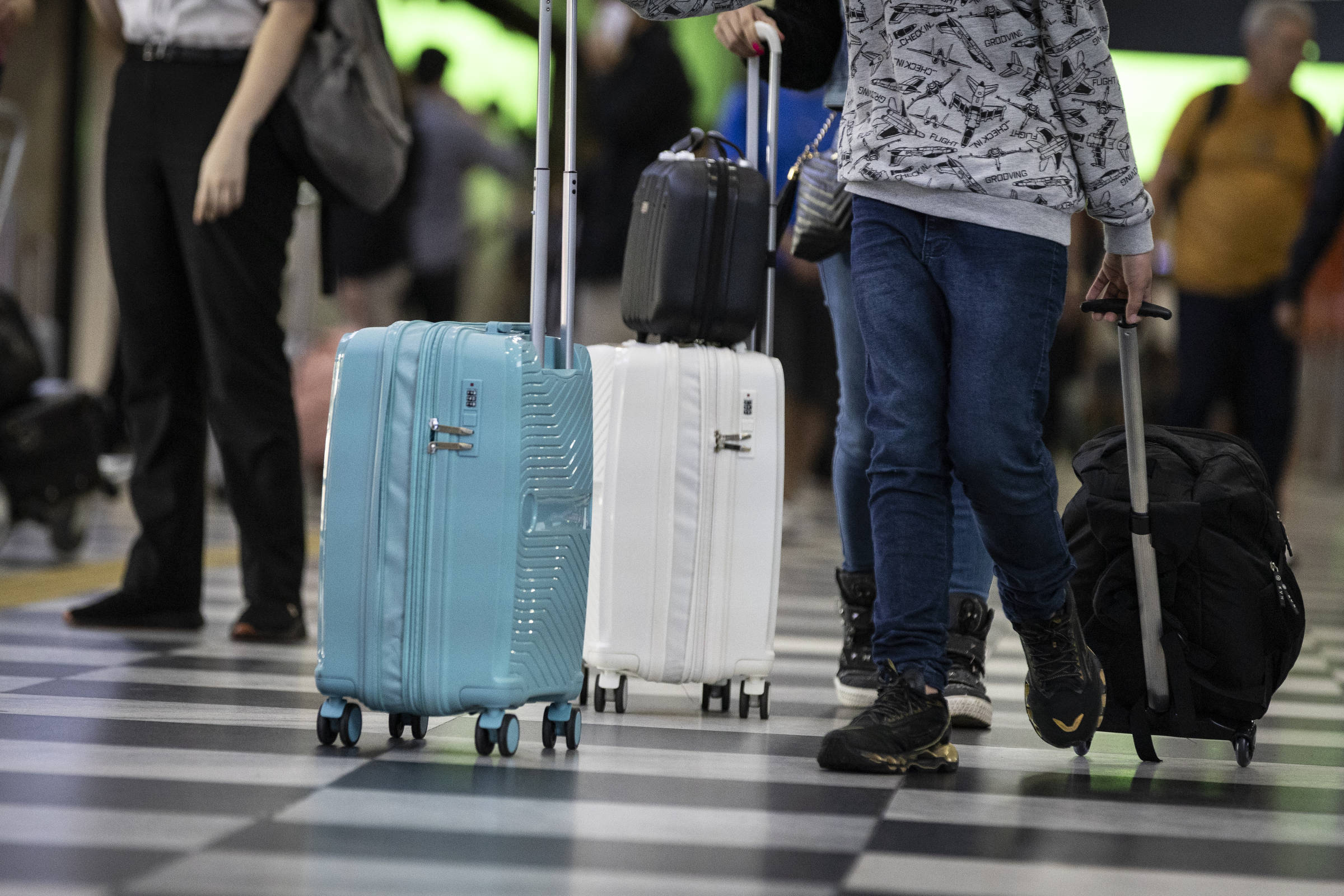 Pode pedir para trocar de lugar no avião? E levar skate? Veja regras