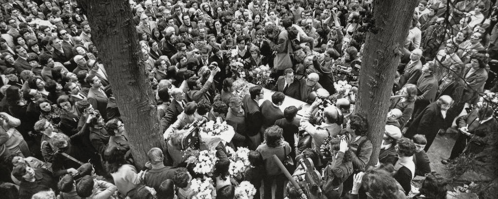 Multidão no enterro do poeta Pablo Neruda no Cemitério Geral de Santiago, primeira grande manifestação pública contra o regime fascista de Augusto Pinochet, no Chile, em 25/9/1973