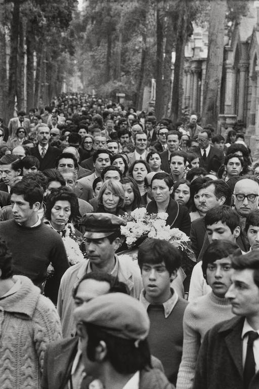 Enterro do poeta Pablo Neruda no Cemitério Geral de Santiago, Chile, 25/09/1973. Evandro Teixeira/Acervo IMS
