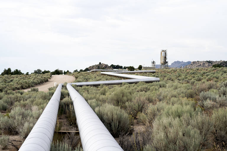 Tubulação de água quente usada para gerar energia perto da planta geotérmica da empresa Fervo em Milford, em Utah (EUA)