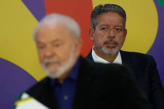 Lula (PT) e Arthur Lira (PP) em cerimônia de sanção do salário mínimo no Planalto