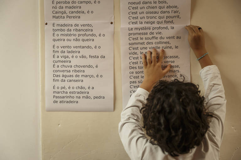 Criança durante aula de francês na Escola Carlitos, em São Paulo