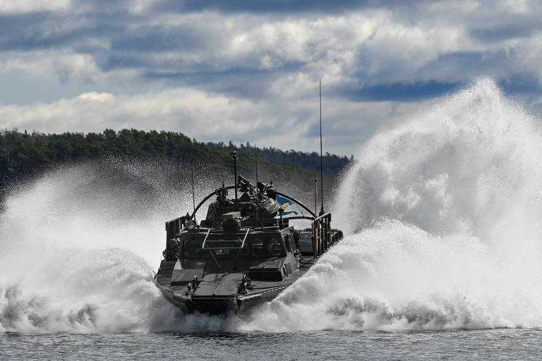 Um barco de combate sueco pratica assalto anfíbio em exercício com a Finlândia perto de Estocolmo em abril deste ano