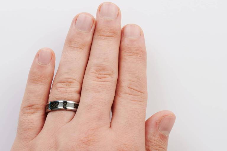 Uma mão esquerda usando anel no dedo anelar