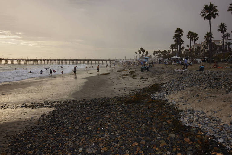 Areia e pedras ao longo de praia em Oceanside, na Califórnia 