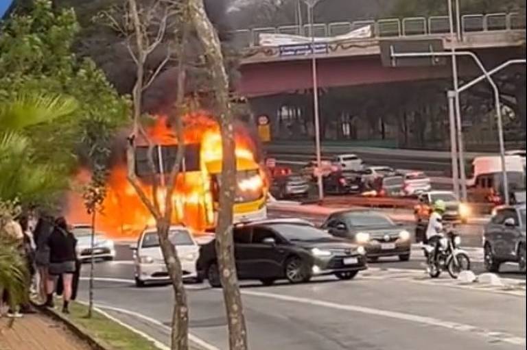 Ônibus expresso a caminho do The Town pega fogo na avenida 23 de maio