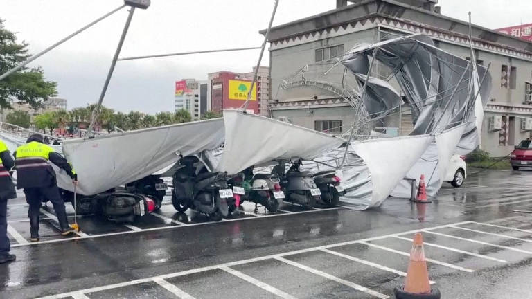 Cobertura de estacionamento derrubada pelo vento em Hualien, em Taiwan, em imagem reproduzida de vídeo do canal de notícias CTi, em 3 de setembro de 2023