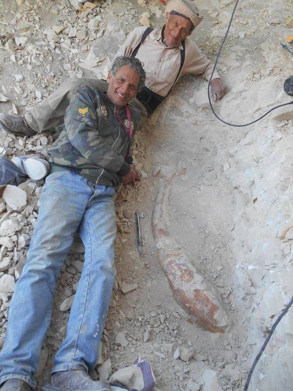 Mario Urbina deitado em local de escavação