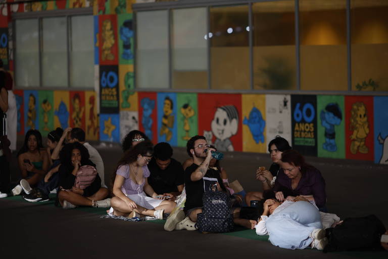 Leitores cansados nos corredores do pavilhão do Riocentro