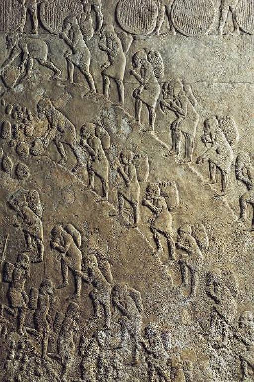 Detalhe de relevo assírio mostra pessoas escravizadas trabalhando em uma pedreira (acervo do Museu Britânico)