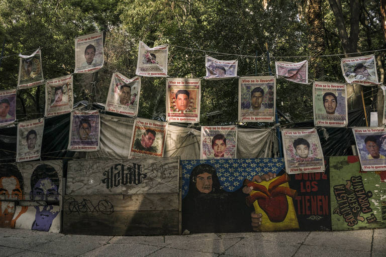 Mensagens de texto ligam cartel e polícia a massacre de estudantes no México