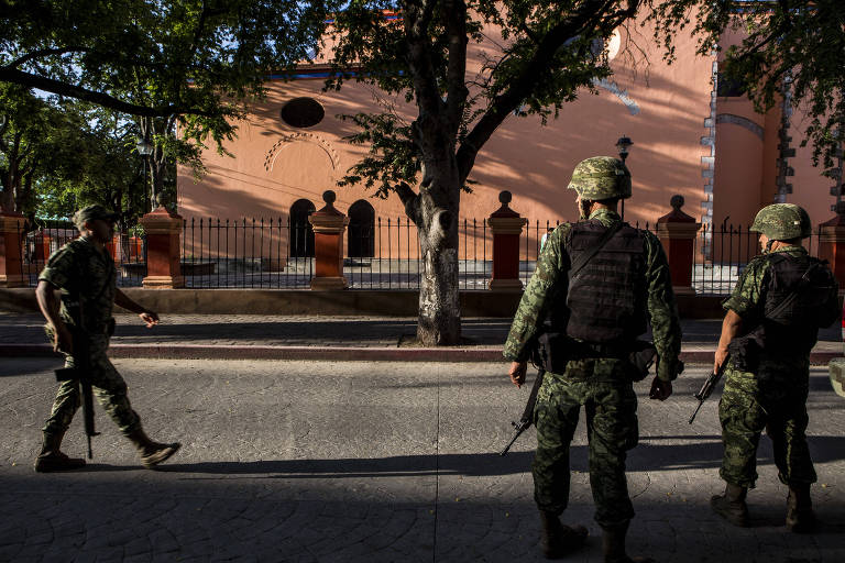 Soldados do Exército mexicano e da Polícia Federal em Iguala, no México, onde os 43 estudantes desapareceram
