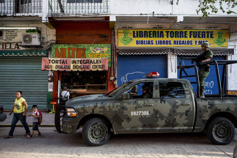 Integrantes das Forças Armadas em Iguala, no México; infiltração do cartel nas instituições incluía polícias, Exército e altos escalões da política