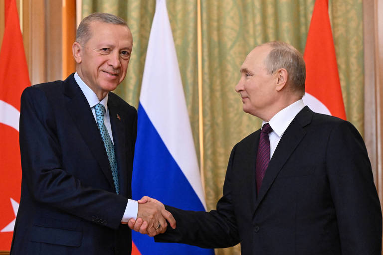 Putin cumprimenta Erdogan no começo do encontro entre os líderes em Sochi (Rússia)