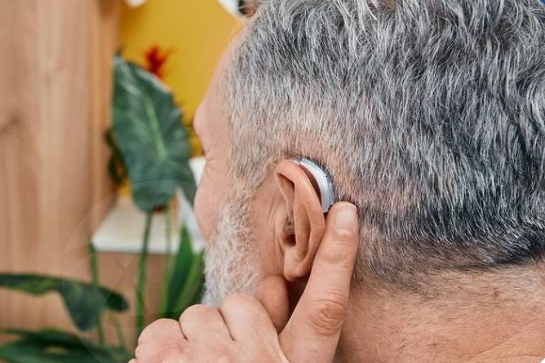 Até 2050, projeções indicam que cerca de 60% dos idosos irão apresentar algum tipo de problema auditivo