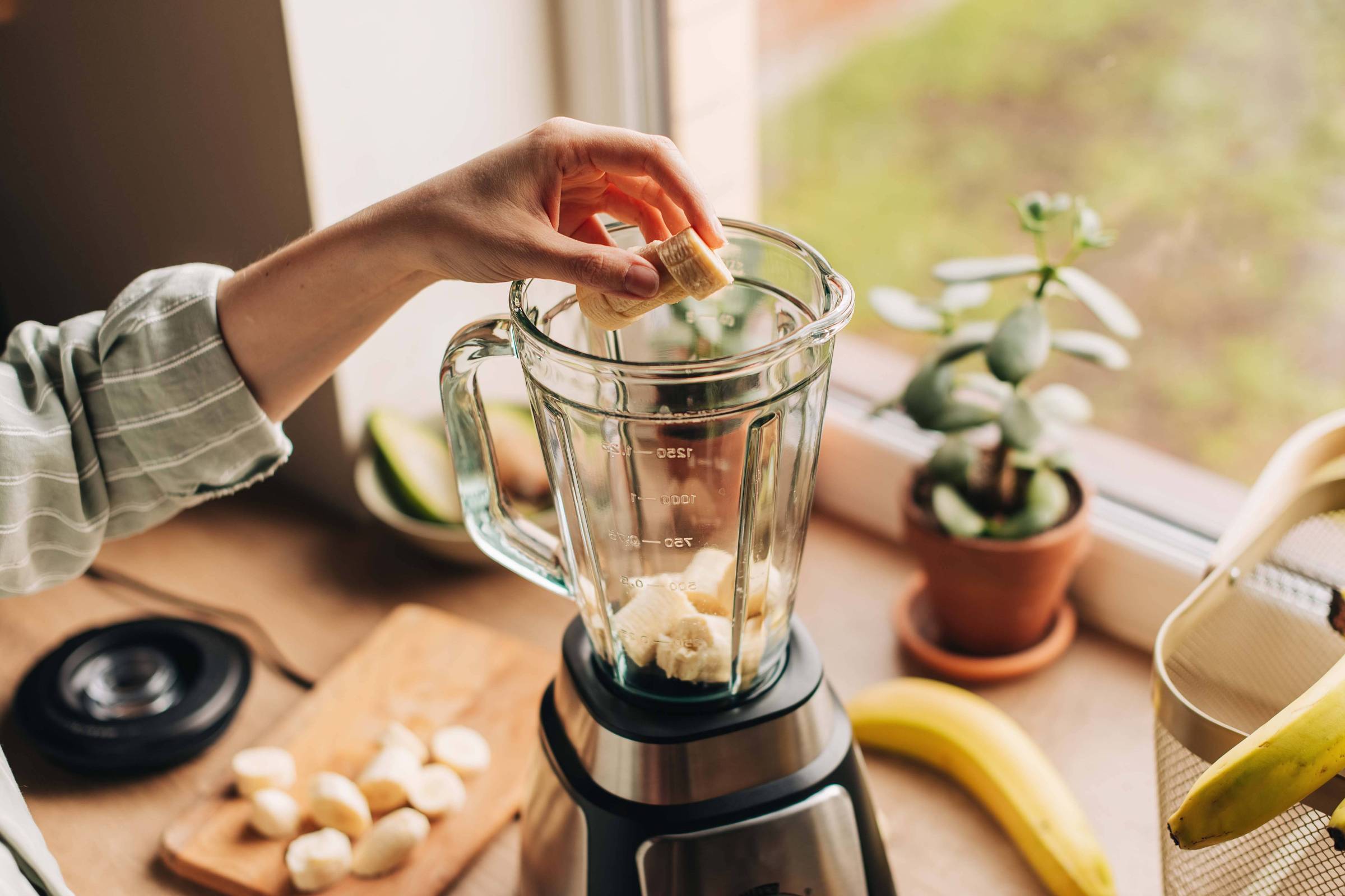 Fruits in a blender do not lose nutrients, but can be less filling