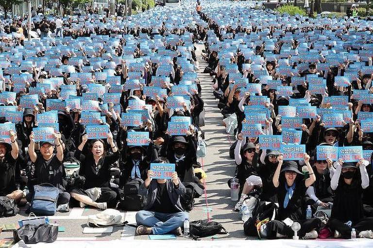 Professores, sentados, protestando na Coreia do Sul