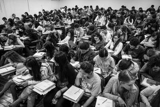 Estudantes pré-vestibular do cursinho Anglo em São Paulo
