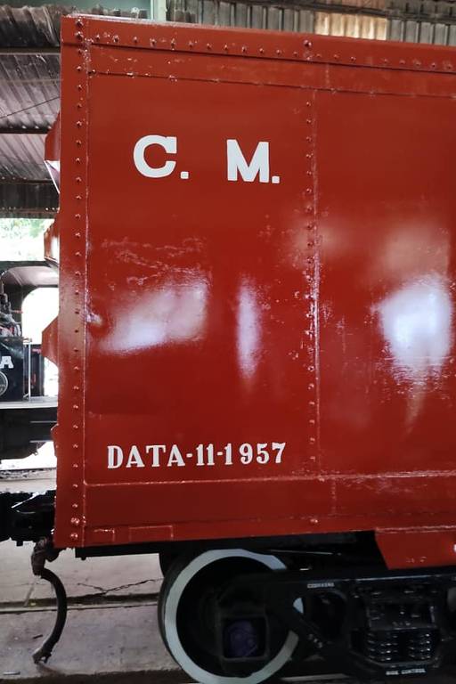 Detalhes das inscrições no vagão, feitas em oficina da associação de preservação em Campinas