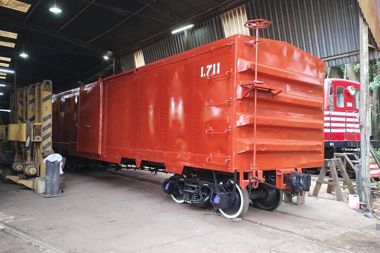 Antes de voltar aos trilhos, vagão foi restaurado na oficina na estação Carlos Gomes, que no passado atendeu a Companhia Mogiana