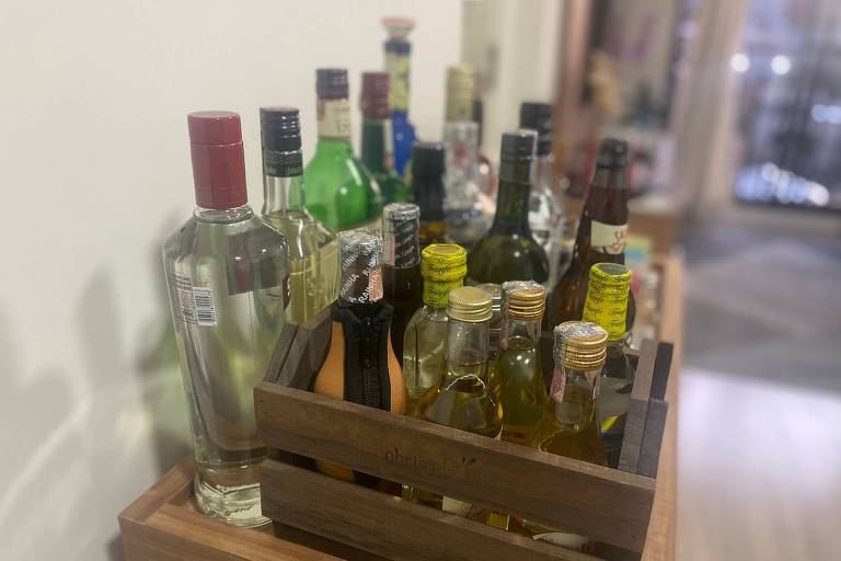 Imagem de um bar caseiro com garrafas para o blog vida de alcoólatra