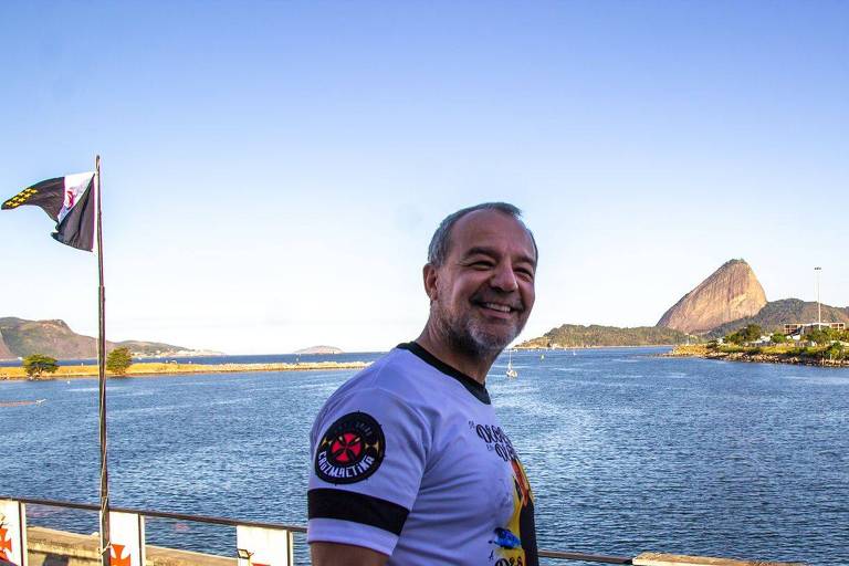 Sérgio Cabral chegou a ser escolhido como tema do samba-enredo da União Cruzmaltina, mas desistiu da homenagem; ele afirma que quer se candidatar a deputado federal, caso consiga derrubar as condenações que o impedem pela Lei da Ficha Limpa