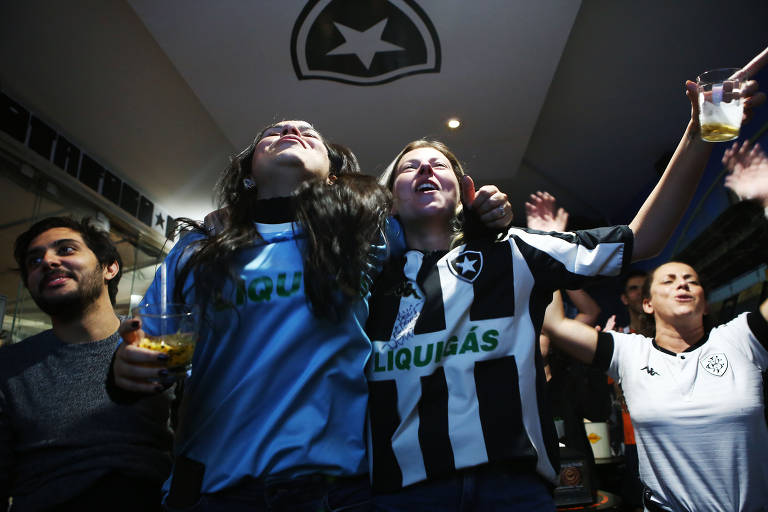 Torcida feminina do Botafogo puxa gritos para incentivar o time